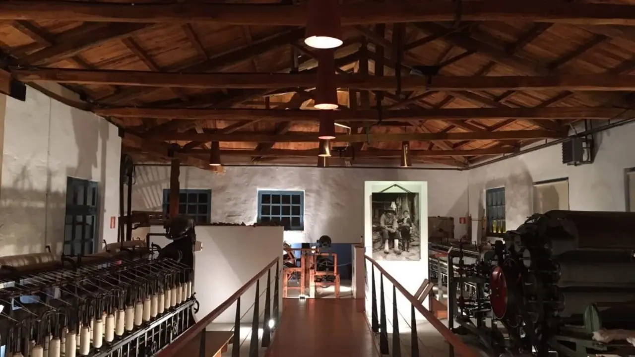 Sala interior de La Comunal de Val de San Lorenzo.