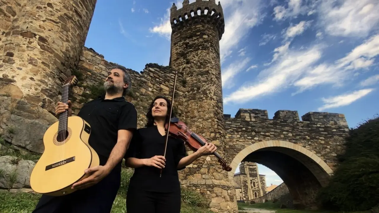El dúo de guitarra y violín Lindelor Maenor abre el festival Corteza de Encina con obras de Corelli y Piazzolla.