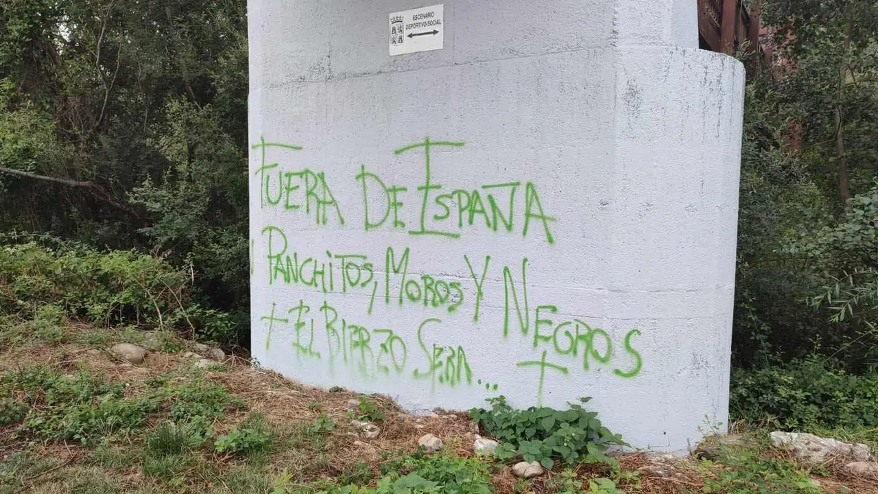 Imagen de las pintadas aparecidas en el Paseo del Río de Ponferrada.