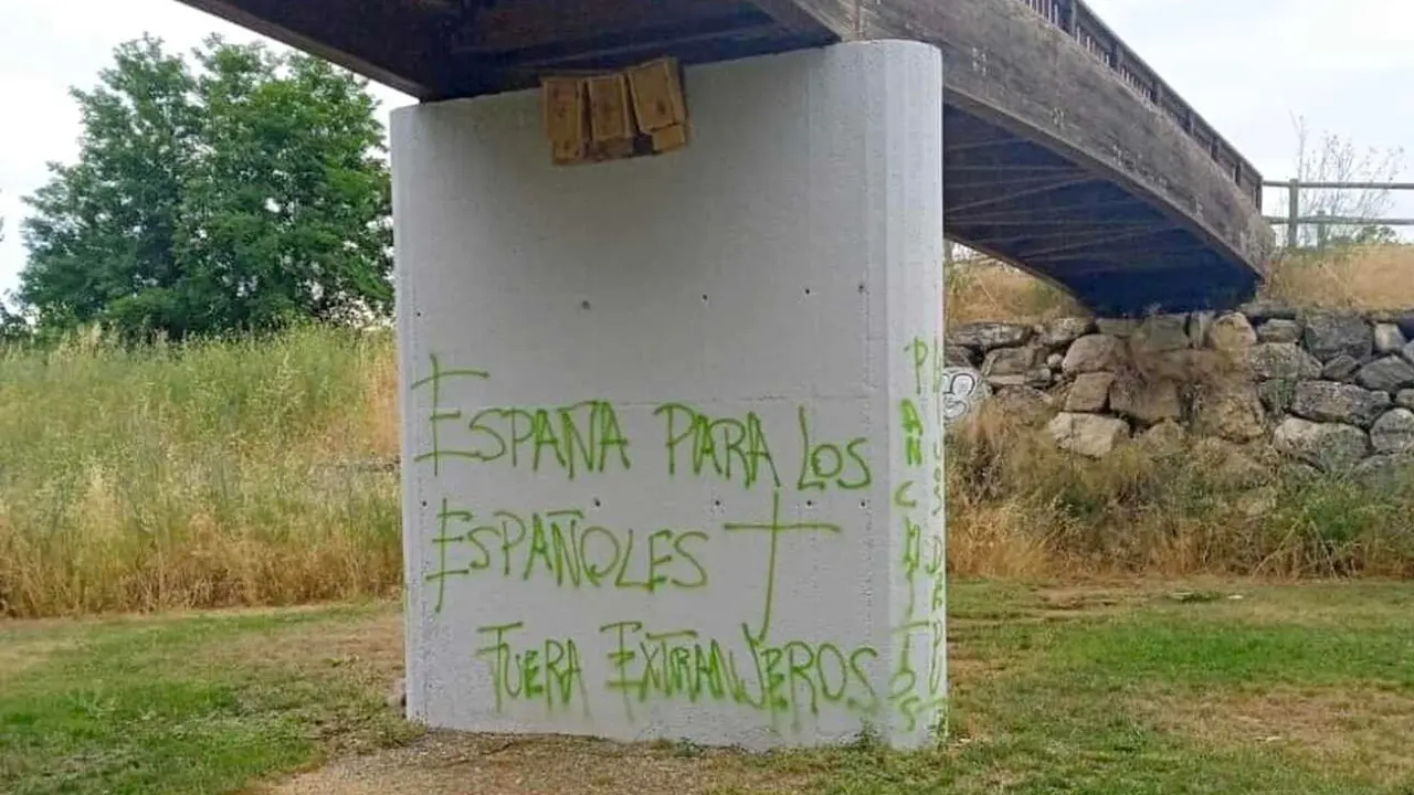 Imagen de las pintadas aparecidas en el Paseo del Río de Ponferrada.