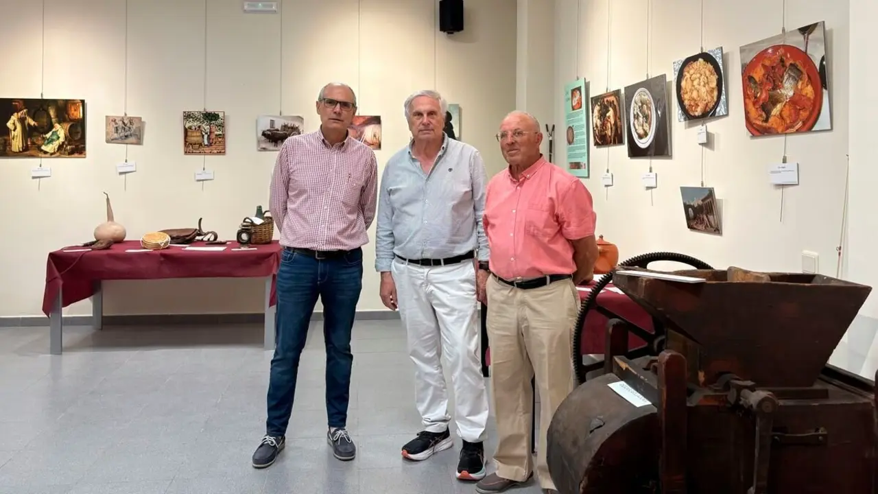 Francisco Javier Álvarez, alcalde de Santa Marina del Rey y Pte. De la Asoc. de Municipios de Künig; Tomás Álvarez, presidente de la Asociación Cultural de Amigos del Camino de Künig, y Francisco García Carrizo, coordinador de la exposición, en la sala de la muestra.
