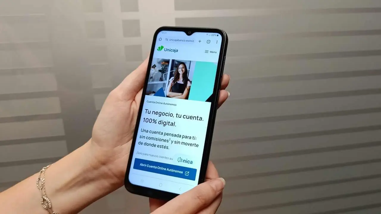 Unicaja lanza una cuenta digital sin comisiones para autónomos con bonificaciones por recibos.