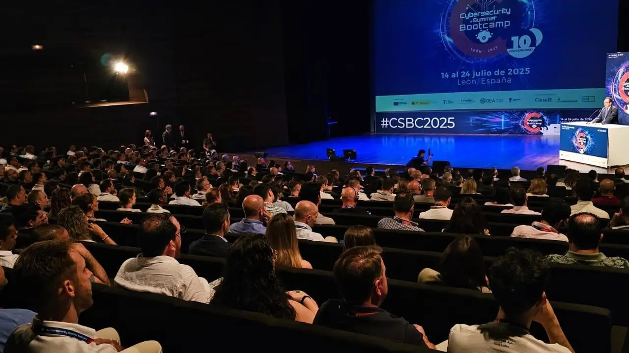El secretario de Estado de Telecomunicaciones e Infraestructuras Digitales, Antonio Hernando Vera, preside la inauguración de la décima edición del Cybersecurity Summer BootCamp 2025. También participan la secretaria ejecutiva del Comité Interamericano contra el Terrorismo de la Organización de Estados Americanos, Alison August Treppel; la embajadora observadora permanente de la OEA, Carmen Montón; el director general del Instituto Nacional de Ciberseguridad, Félix Barrio, y el alcalde de León, José Antonio Diez. Foto: Incibe