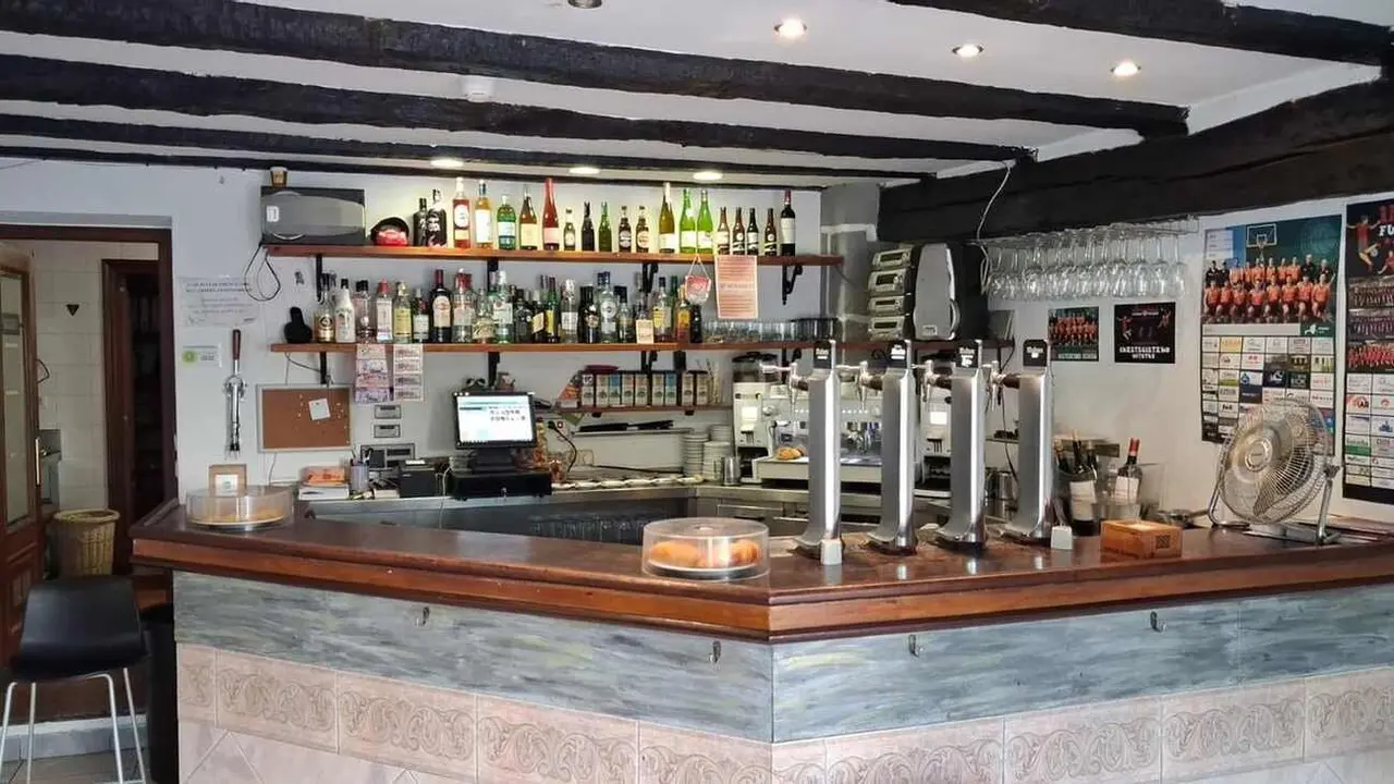 La iniciativa gratuita ‘BarLab Rural’, en colaboración con AlmaNatura, ofrece formación, mentoría y apoyo a emprendedores para revitalizar la hostelería rural