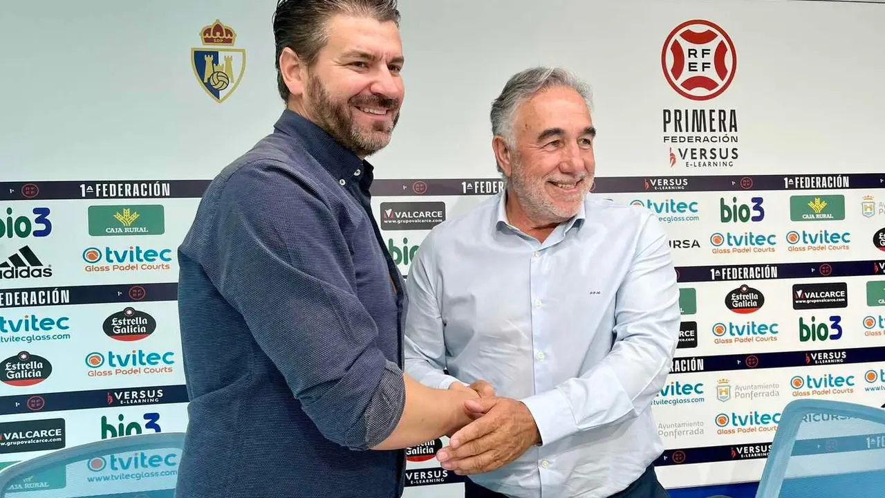 La SD Ponferradina ha dado el pistoletazo de salida a una nueva etapa con Fernando Estévez como nuevo entrenador. El técnico andaluz fue presentado oficialmente este lunes como cabeza visible de un proyecto que tiene como objetivo prioritario regresar al fútbol profesional.