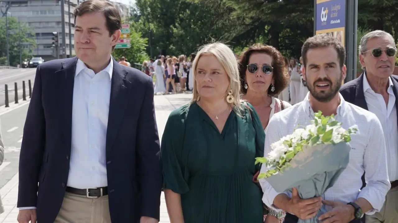 Nuevas Generaciones de Valladolid rinde homenaje a Miguel Ángel Blanco en el XXVIII aniversario de su secuestro y asesinato. El acto cuenta con la presencia de su hermana, Mari Mar Blanco, el presidente del Partido Popular de Castilla y León, Alfonso Fernández Mañueco, y el alcalde de Valladolid, Jesús Julio Carnero. Foto: Cacho