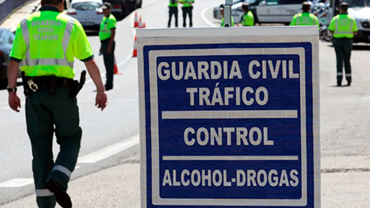 Un control de alcohol y droga de la Guardia Civil de Tráfico.
