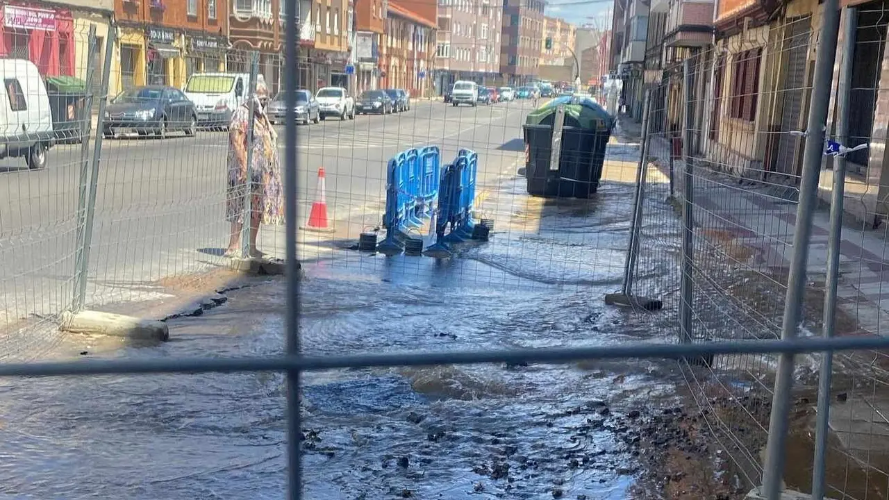 Imagen de la zona en la que se localiza el nuevo reventón de la línea de suministro de agua.