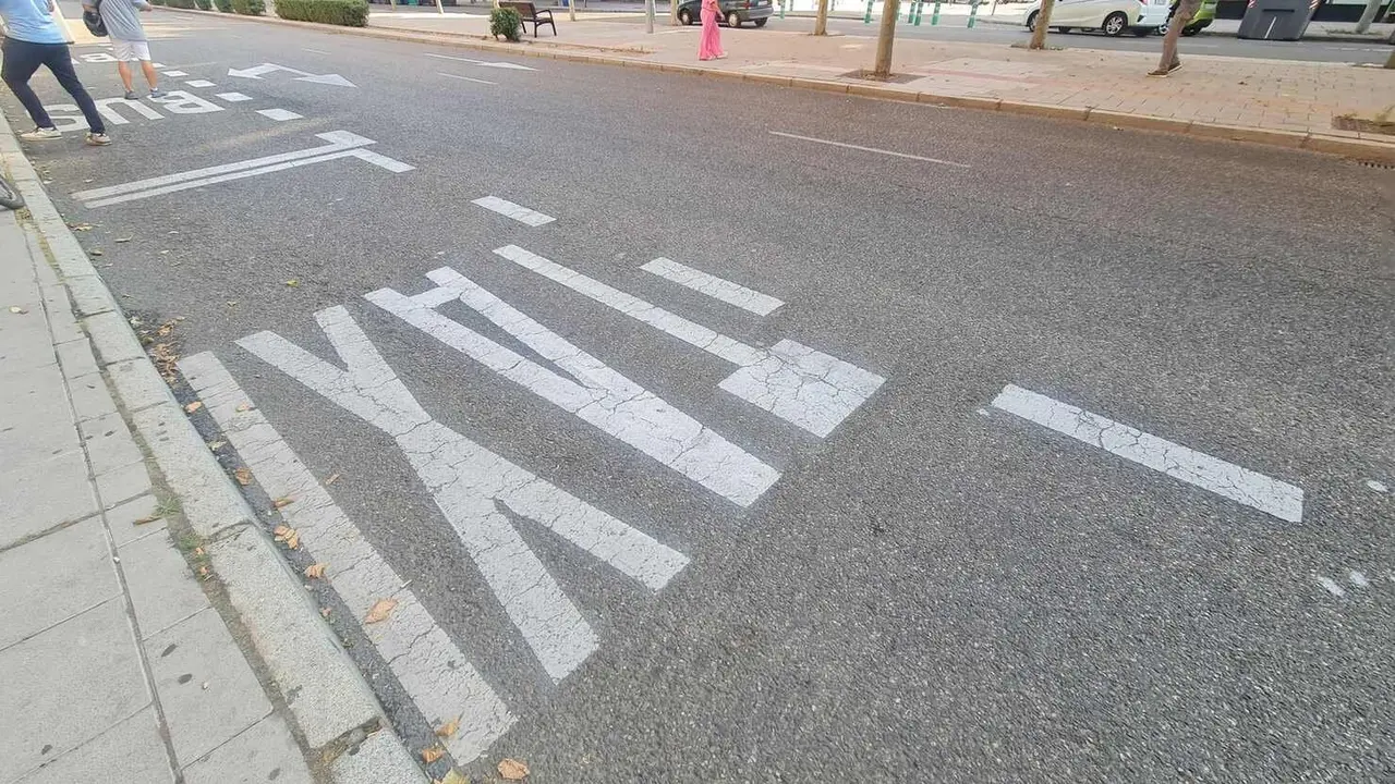 Imagen de una parada de taxi sin veh&iacute;culos estacionados.