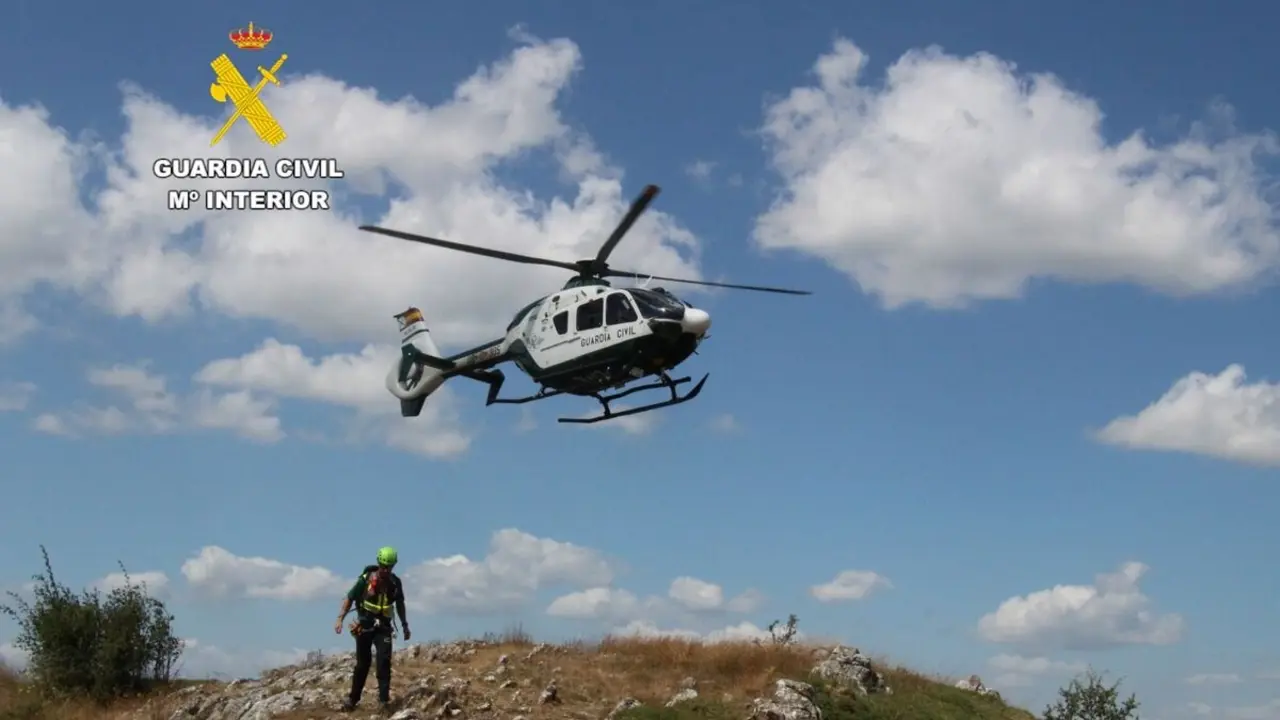 Imagen del rescate en helicóptero de dos senderistas cerca de Geras de Gordón.