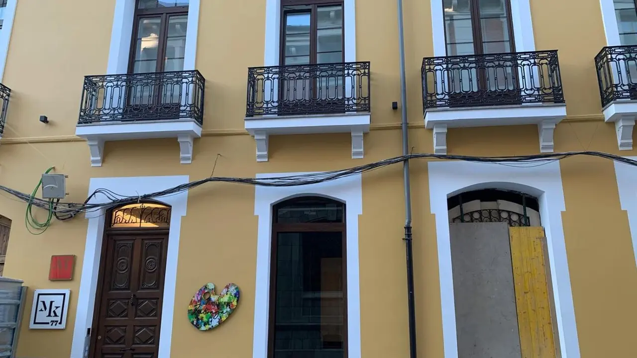 El edificio de Sierra Pambley 3 tras su rehabilitación. En el centro, el oscuro ventanal tras el que se esconden los azulejos de Daniel Zuloaga.
