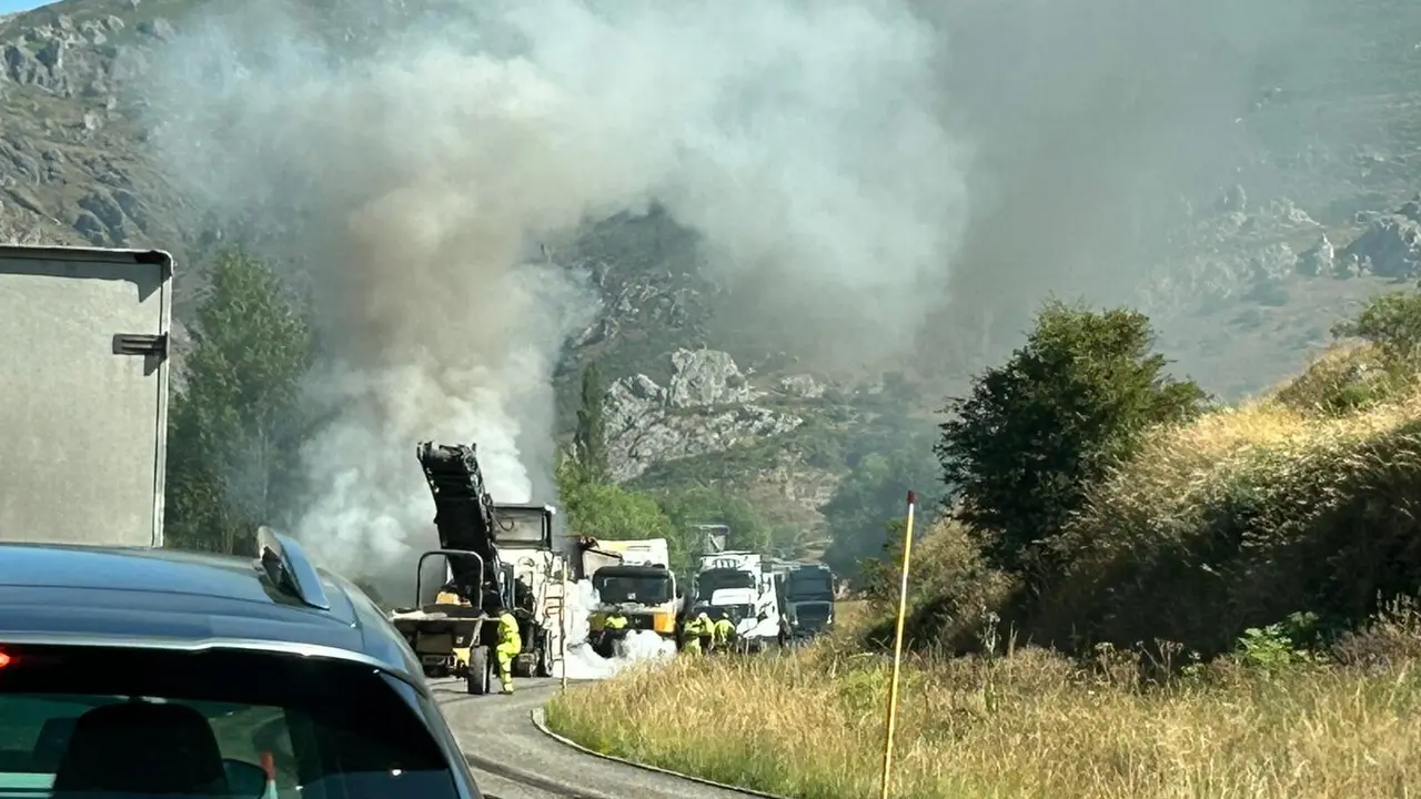 Una máquina de asfaltado se incendió en la mañana de este martes en pleno desarrollo de las obras de conservación de la carretera N-630, a la altura de Villamanín, en la provincia de León. El suceso, que provocó una intensa humareda, obligó a interrumpir temporalmente el tráfico en ambos sentidos, causando largas retenciones en esta vía clave de conexión entre León y Asturias.