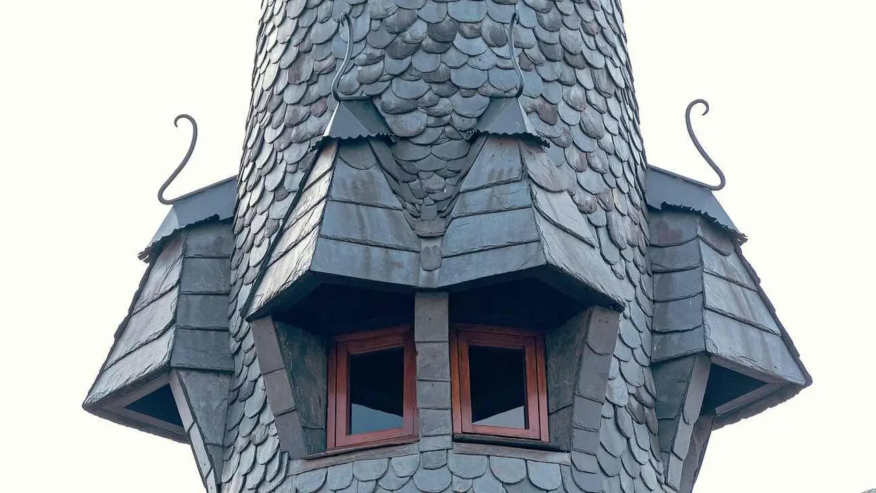 Imagen y detalle del Museo Casa Botines Gaudí tras su proceso de conservación.