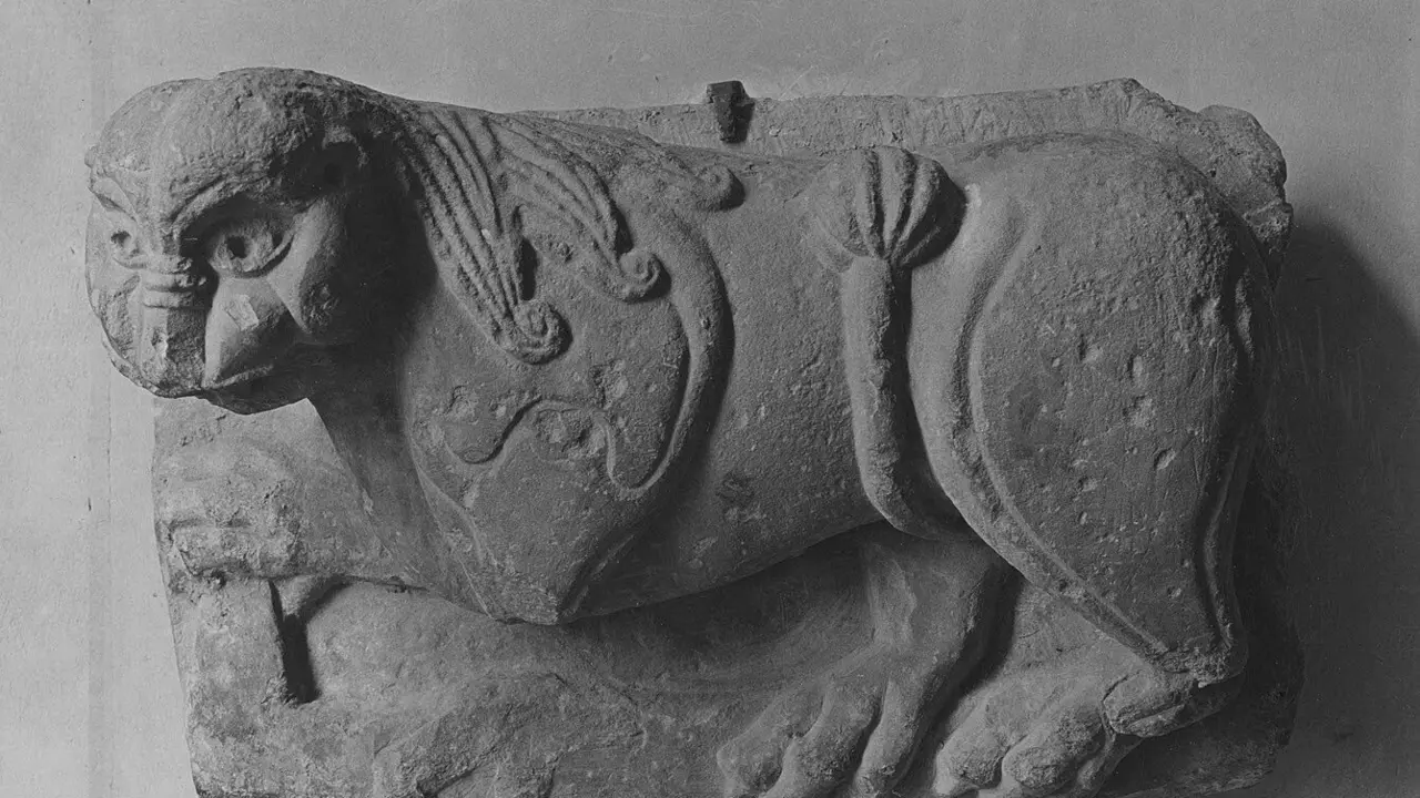 Escultura románica de un león perteneciente a la Colegiata de San Isidoro pero ubicada en el Museo Louvre de París.