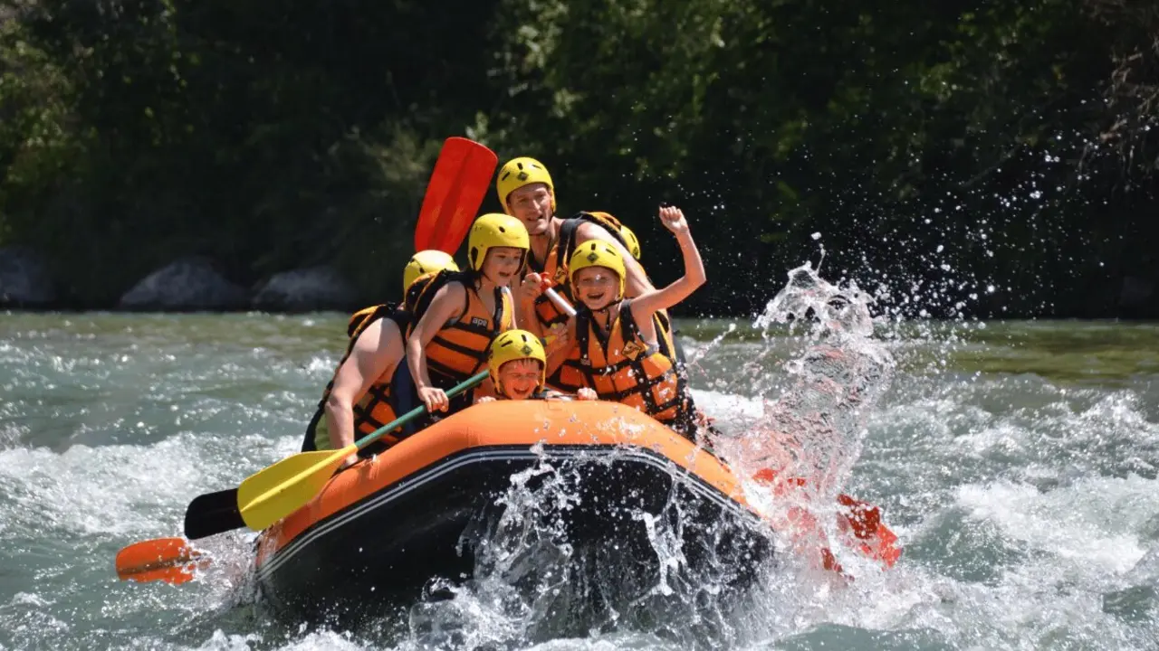 La propuesta del verano llega con todo tipo de actividades; entre ellas, el rafting.