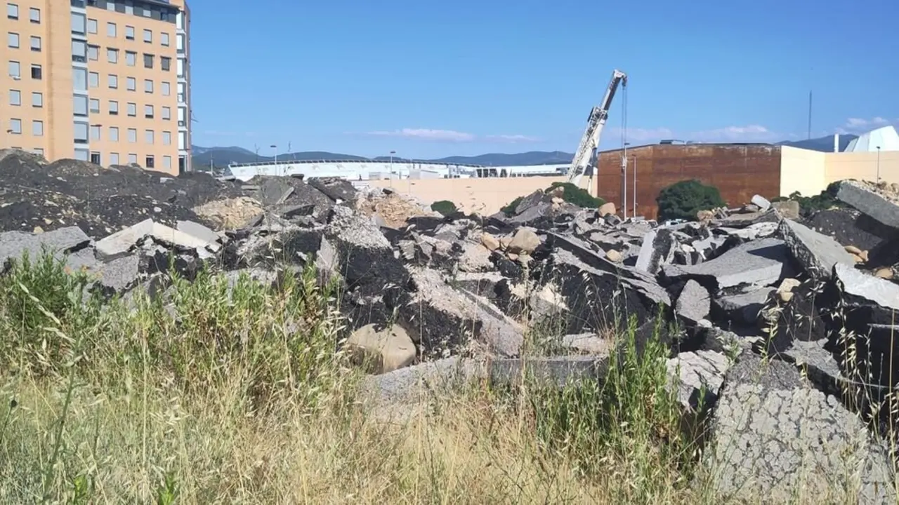 Las obras de la red de calor de Ponferrada han generado 'escombreras' en el barrio de La Rosaleda.