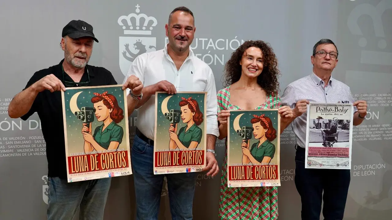 El diputado de Cultura, Arte y Patrimonio, Emilio Martínez, presenta el festival Luna de Cortos. Junto a él, el director del certamen, Balbino Ferrero (i); la presentadora, Rosario Granell (2d); y el coleccionista de proyectores Miguel Pérez ‘Trébol’(d). Foto: Campillo