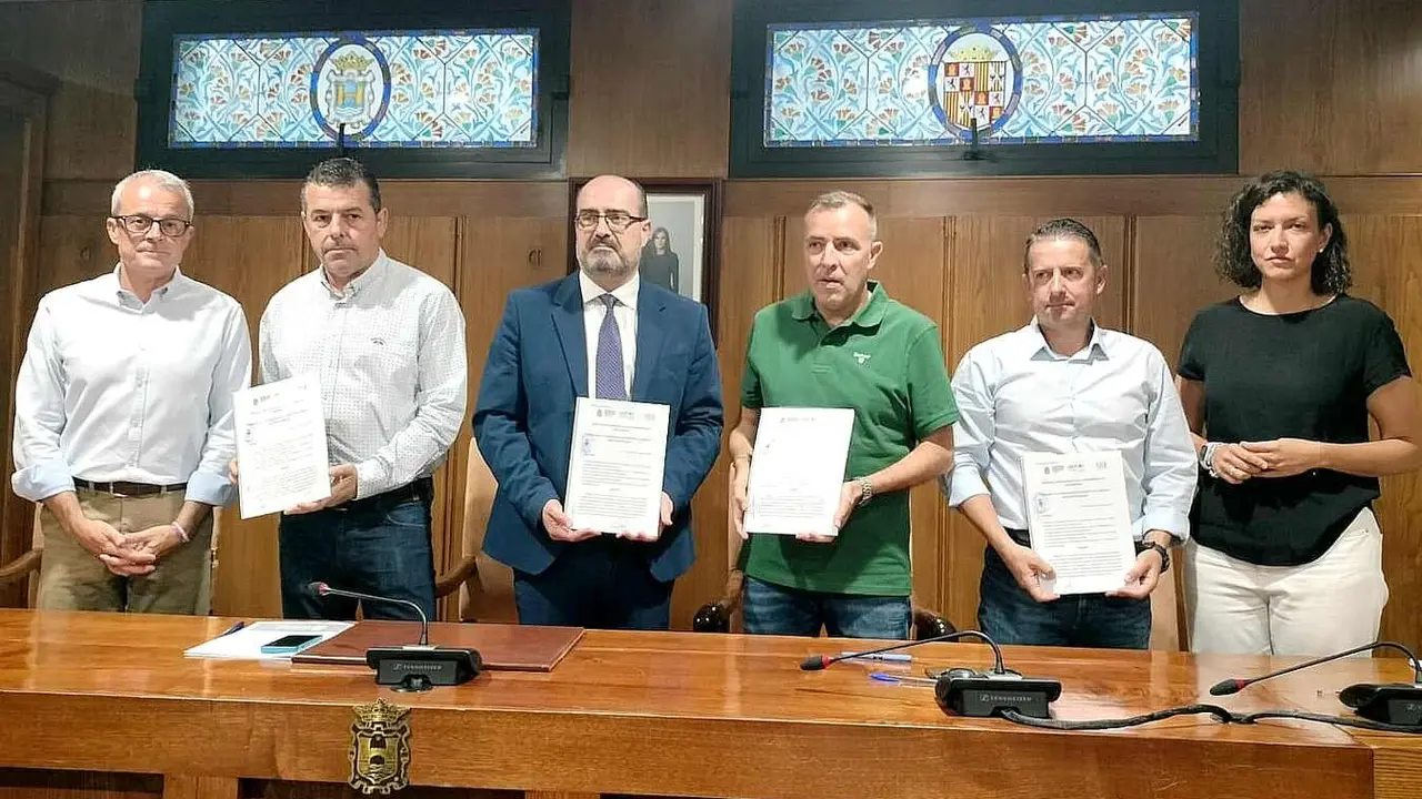 Los firmantes del acuerdo posan tras la firma del acuerdo.