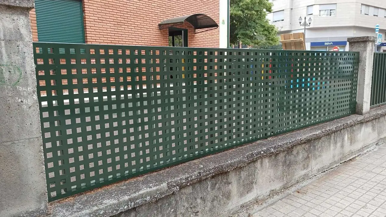 Imagen del vallado del centro educativo.