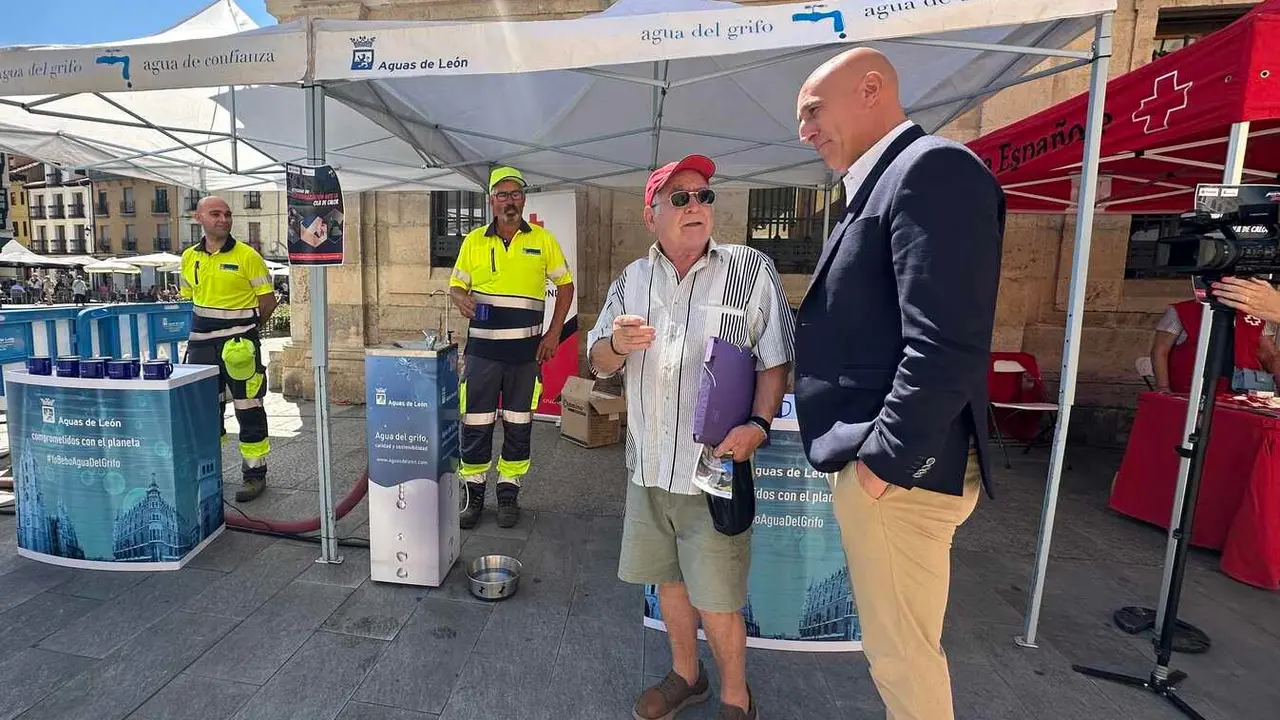 Ante las altas temperaturas que afectan a la provincia de León, Cruz Roja y Aguas de León han puesto en marcha la campaña ‘En guardia contra el calor’, con el objetivo de sensibilizar a la población y fomentar hábitos saludables que ayuden a prevenir los efectos negativos del calor extremo, especialmente en los colectivos más vulnerables. Foto: AytoLeon