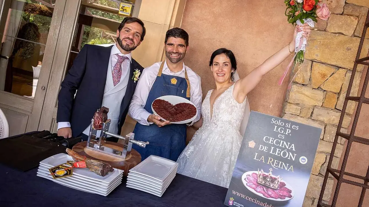 Novios de Madrid celebrando su boda con cecina.