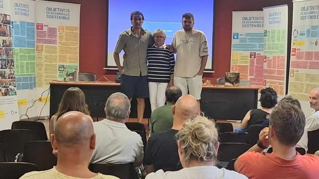 La alcaldesa de Murias de Paredes, Carmen Mallo, durante el encuentro celebrado en su localidad.