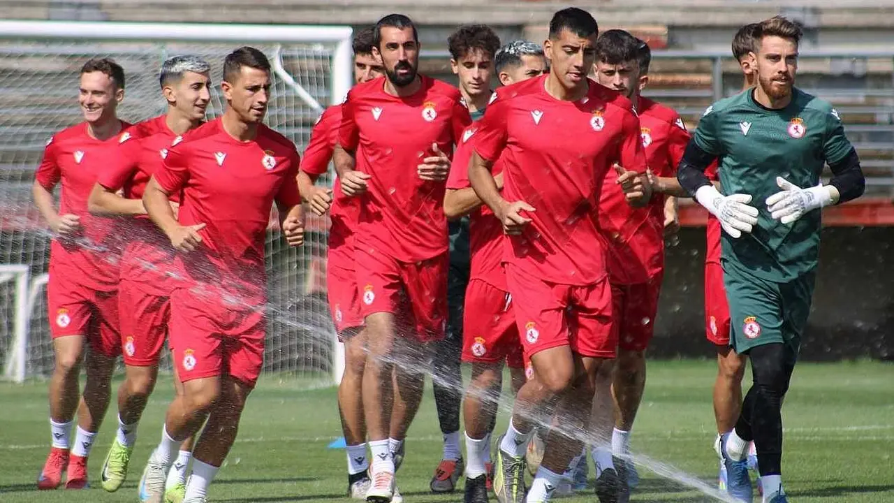 La plantilla de la Cultural, durante un entrenamiento en Puente Castro. Foto: CyDLeonesa
