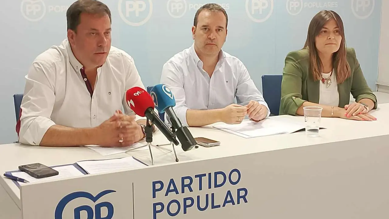 Antonio Mendoza, Ricardo Gaviales y Beatriz Coelho, durante su rueda de prensa.