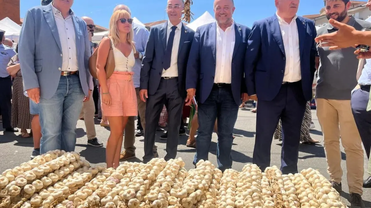 El presidente de la Diputación de León, Gerardo Álvarez Courel, ha participado este miércoles en la inauguración de la XXXIV edición de la Feria Agroganadera y del Ajo de Veguellina de Órbigo.