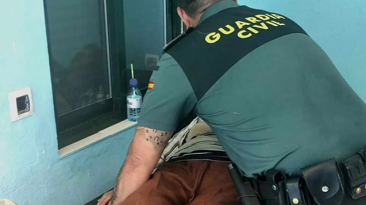 Efectivos de la Guardia Civil, junto a la mujer, momentos después de su localización.