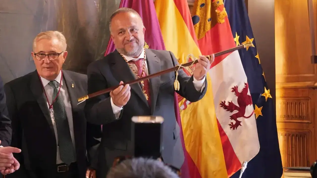 Courel, presidente de Diputación gracias al voto de UPL.