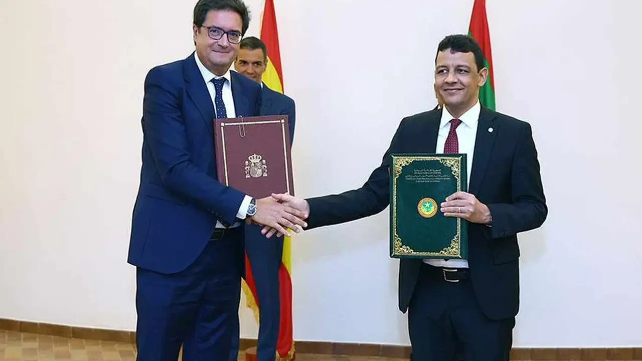 ​​​​El ministro para la Transformación Digital y de la Función Pública, Óscar López, y el ministro para la Transformación Digital y la Modernización de la Administración de Mauritania, Ahmed Salem Bede, tras la firma del acuerdo.