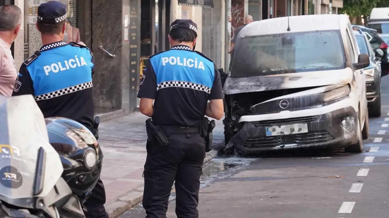 Incendio de un vehículo estacionado en la avenida de San Mamés de León. Foto: Campillo