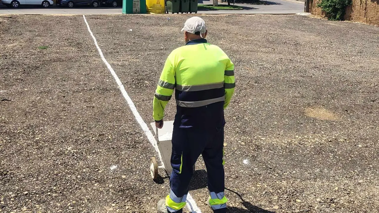 El Ayuntamiento de Valencia de Don Juan ha dado un paso importante para resolver una de las principales preocupaciones de vecinos y visitantes: la escasez de aparcamiento en el centro urbano. En cuestión de días, se han habilitado 250 nuevas plazas gracias a la transformación de nueve solares privados en zonas de estacionamiento público.