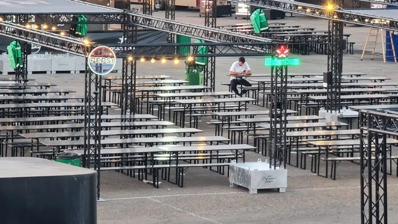 El aparcamiento del estadio Reino de León se transforma desde este jueves en un auténtico ‘hamburguesódromo’, con la llegada de The Champions Burger, el mayor festival gastronómico del país dedicado en exclusiva a la hamburguesa. Más de 15 food trucks de hamburgueserías de toda España aterrizan por primera vez en León, desplegando una oferta culinaria que promete superar todas las expectativas.