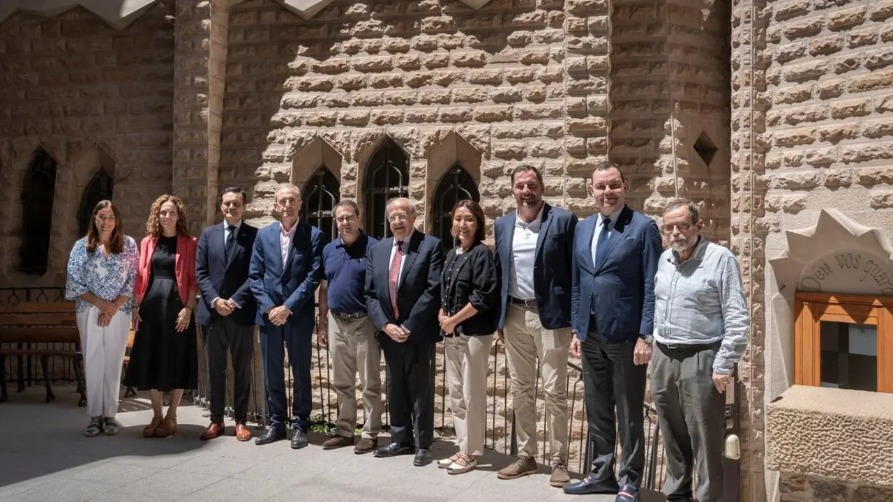 Representantes del Museo Casa Botines Gaudí de León (José Mª Viejo (2º por la derecha) y Raúl Fernández Sobrino (3º por la izquierda), El Palacio de Gaudí de Astorga, El Capricho de Gaudí de Comillas y la Sagrada Familia este miércoles en Barcelona.