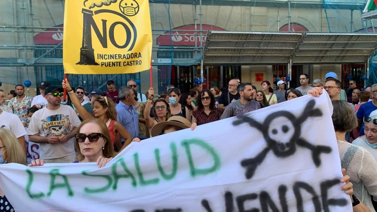 Concentración frente al Ayuntamiento de León de la Plataforma vecinal contra la planta de Biomasa en Puente Castro.