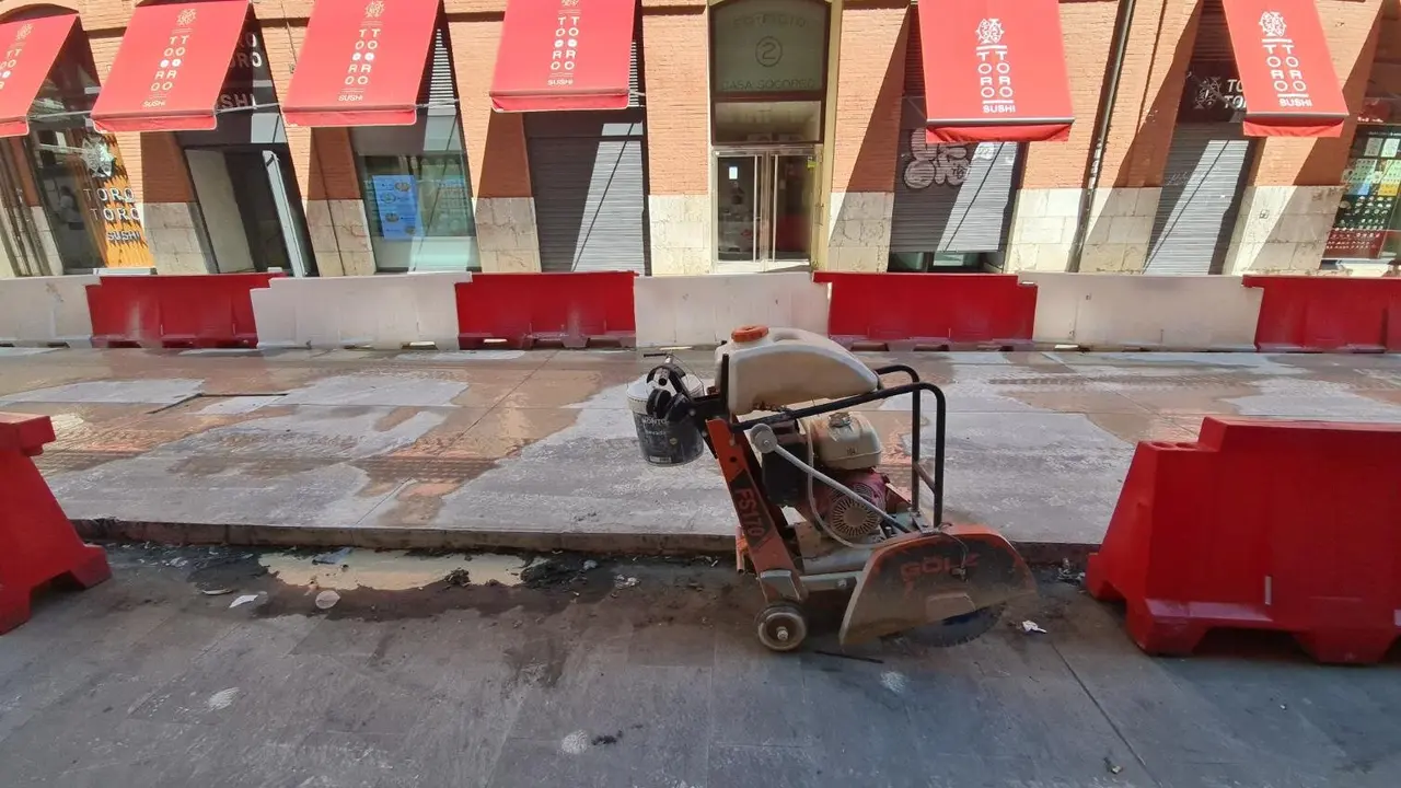 Los vecinos y viandantes de la céntrica calle Arco de Ánimas, en León, han comenzado este jueves a redescubrir el pavimento original de la vía, tras permanecer oculto durante tres años y cinco meses bajo una capa de hormigón. La estructura fue colocada en febrero de 2022 para proteger el empedrado histórico mientras se ejecutaban las obras de demolición y construcción de un nuevo bloque de viviendas en la plaza de San Marcelo, junto al edificio del Recreo Industrial.