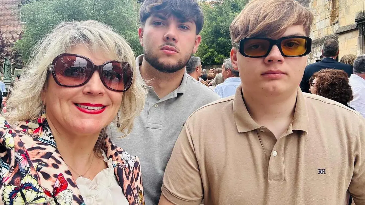 Tagarro, junto a sus dos hijos en una imagen facilitada por la propia familia.