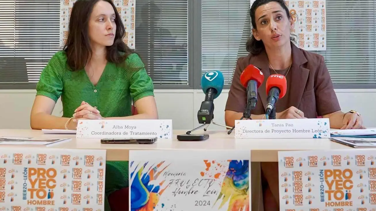 La directora de Proyecto Hombre León, Tania Paz Ramón, presenta la memoria anual de la entidad e informa sobre nuevos proyectos e iniciativas previstas para los próximos meses; junto a ella, la coordinadora, Alba Moya. Fotos: Campillo