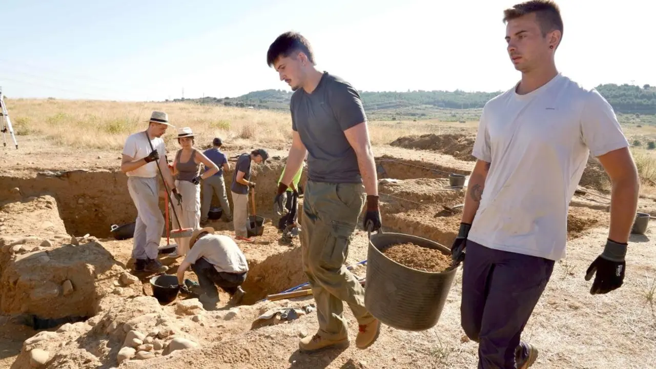 Los profesores de la Universidad de León Raquel Martínez Peñín y Carlos Fernández Rodríguez, directores de la campaña de excavación arqueológica en el Castro de los Judíos de Puente Castro, y la concejala de Cultura del Ayuntamiento de León, Elena Aguado, dan a conocer los trabajos de campo iniciados en el yacimiento. Fotos: Campillo