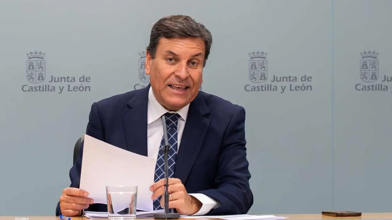 El consejero de Economía y Hacienda y portavoz, Carlos Fernández Carriedo, comparece en rueda de prensa posterior al Consejo de Gobierno