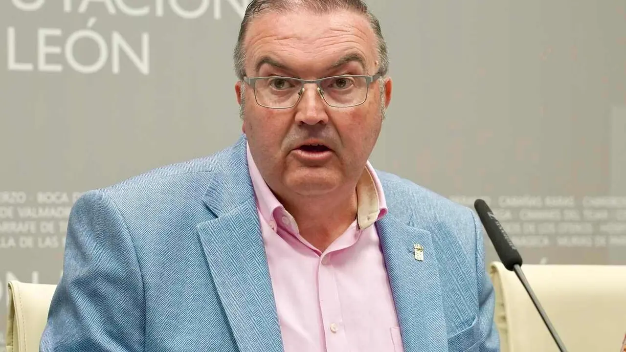El vicepresidente de la Diputación de León, Roberto Aller, durante una rueda de prensa.