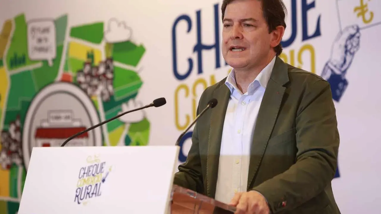 El presidente de la Junta, Alfonso Fernández Mañueco, presenta en Pereruela una nueva medida de apoyo al comercio en el mundo rural y vista el museo del barro