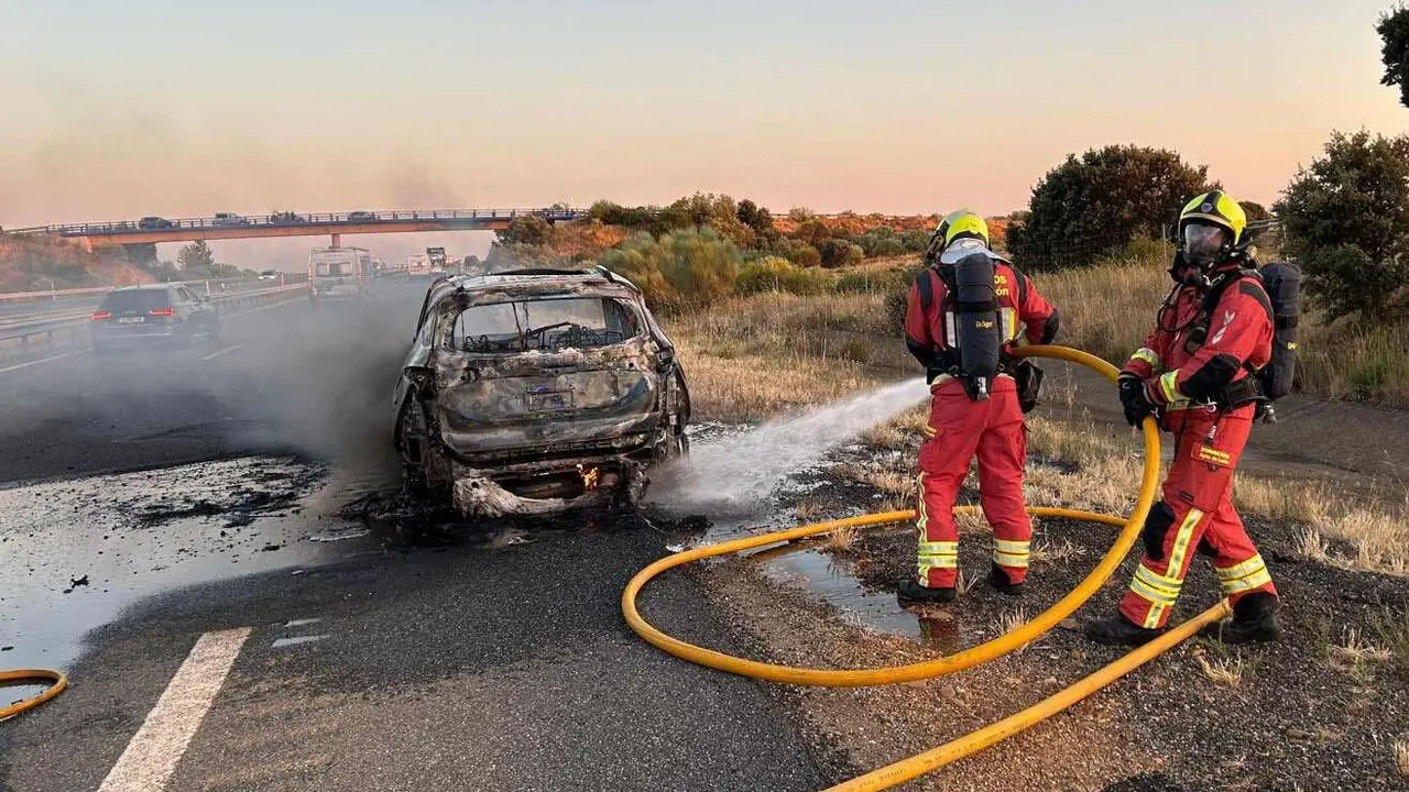 Bomberos de León, durante la compleja extinción de un vehículo alimentado con GLP.