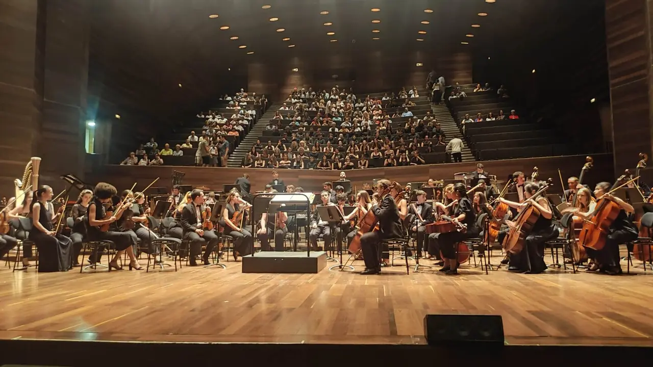 Imagen del concierto en el Auditorio Ciudad de León con un lleno en la sala.