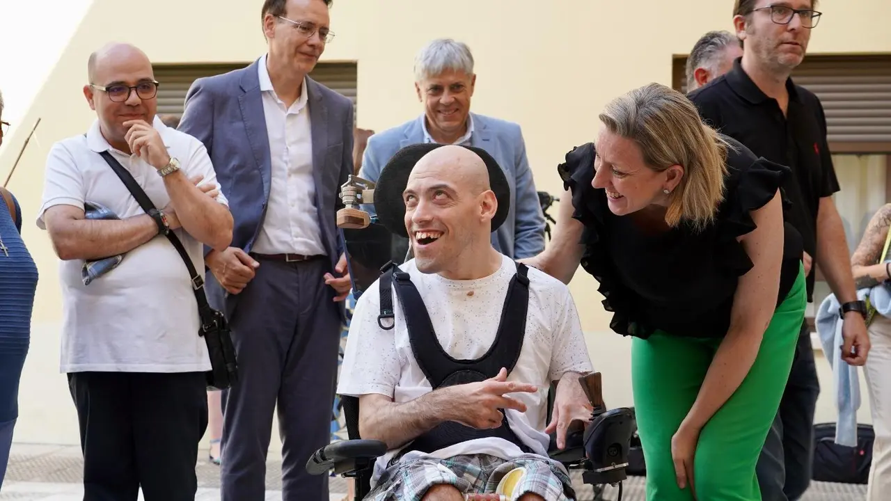 La vicepresidenta de la Junta y consejera de Familia e Igualdad de Oportunidades, Isabel Blanco, visita el centro social Las Cinco Llagas de Cáritas Diocesana de Astorga. Foto Campillo (1)
