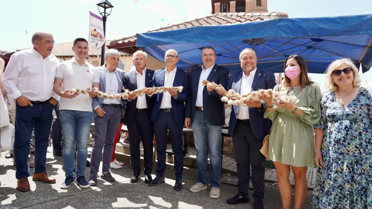 La vicesecretaria general del PSOE de Castilla y León, Nuria Rubio, recorre los puestos de la Feria del Ajo de Santa Marina del Rey, junto al delegado del Gobierno, Nicanor Sen; el presidente de la diputación, Gerardo Álvarez Courel; el delegado territorial de la Junta, Eduardo Diego y el secretario provincial del PSOE, Javiel Alfonso Cendón, entre otras autoridades. Fotos: Campillo