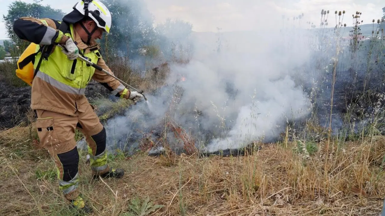 Medios personales y técnicos terrestres y aéreos han tenido que intervenir este viernes en la extinción de un incendio declarado en las proximidades del Complejo Asistencial Universitario de León. Fotos: Campillo