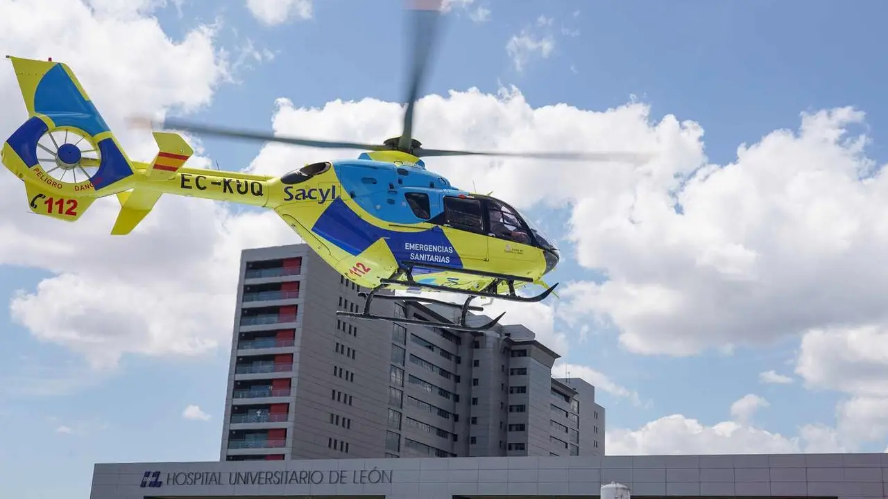 Imagen del helicóptero medicalizado de SAcyl a su llegada con la ciclista al Hospital de León.